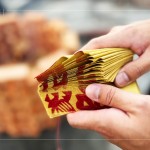 心中滿懷期盼與感恩，將此份心意挾帶著一疊疊金紙，焚化成縷縷煙霧上傳天聽，為上樑儀式畫下句點(diǎn)。