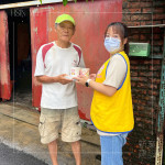 「送便當(dāng)囉！」這不僅是一個(gè)單純的送餐服務(wù)，過(guò)程中提供關(guān)懷、傳遞訊息，最終目的是希望長(zhǎng)輩們能健康生活。