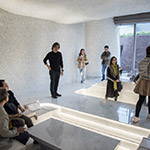 啟發(fā)自古代炕區(qū)及卡通龍貓豆豆龍掉進洞穴的靈感，現(xiàn)場來賓迫不及待體驗這奇妙之交誼廳空間！