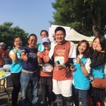 新業(yè)大家長──卓勝隆董事長(左二)與21K同仁跑者開心合影，大夥兒笑容比晨光更加燦爛！