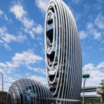 南港辦公大樓「砳建築」入圍2018 WAF「辦公大樓類」，以基隆河鵝卵石為設(shè)計靈感，目前是臺灣獨一無二弧型水晶建築，Aedas 全球設(shè)計董事 Dr. Andy Wen（溫子先）設(shè)計。圖／WAF