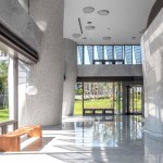 曲牆、曲柱的元素揉入結(jié)構(gòu)體，讓我們的五感隨之延伸，甚至跟著建築的毛孔一同通透呼吸－新業(yè)觀峰 完工實景圖。