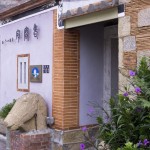 瓊林聚落有歷經(jīng)百年的傳統(tǒng)閩南式建築，古厝的每個(gè)細(xì)節(jié)皆雕工精緻，古色古香的建築搭配扶疏草木，思古之幽情油然而生！