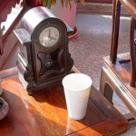 古崗樓內(nèi)，我們?cè)诠哦乡姷南喟橄拢穱L著乳酪蛋糕共度午茶時(shí)光。稍微歇歇腿，為四處走透透的行程暫時(shí)畫下逗點(diǎn)，小憩一會(huì)繼續(xù)啟程！