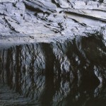 由人工鑿就的翟山坑道，是八二三砲戰(zhàn)期間的戰(zhàn)事要地，負(fù)責(zé)運(yùn)送、容納42艘船，巨長(zhǎng)的坑道簡(jiǎn)直是鬼斧神工！