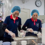 Q彈香氣十足的米飯，每份需精準(zhǔn)控制在210~220克之間，新業(yè)團(tuán)隊當(dāng)天也實際參與打飯、送餐的過程，更加深刻感受到甘霖對於每份飯菜的重視及細(xì)心。