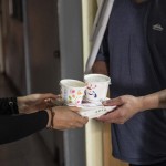 伸出一雙關(guān)懷的手，現(xiàn)做熱騰騰的飯包，也彷彿一道暖流流進(jìn)彼此心裡。