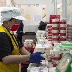 「900個熱騰騰的飯包」，甘霖基金會需依照每位長輩的飲食需求、身體狀況來客製化營養(yǎng)均衡的餐點(diǎn)。