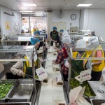 清晨六點(diǎn)半，廚房內(nèi)的志工開始各就各位，前處理區(qū)、烹調(diào)區(qū)、備餐區(qū)等，我們也站在輸送臺旁、各自的崗位上，依照各長輩的飲食需求配膳及調(diào)整菜量，與時間賽跑，好讓每天熱騰騰的飯包準(zhǔn)時送達(dá)。