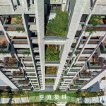 在新業(yè)的作品之中，垂直綠化的設(shè)計(jì)，不單單在平面造林，我們更往上築林，築起都市一座座森林！大量地植入多樣化的原生種，樹木不僅可吸附空氣中的汙染分子，也可以中和都市中的碳排放，自然共好，永續(xù)未來。