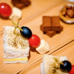 在多種酒款之間，佐以小食－炭烤燻雞三明治、帕馬森起司串、生巧克力與焦糖堅(jiān)果塔，輕巧口感不搶味蕾，享受著愉快舒心的美好食光。