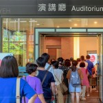 活動(dòng)開始前，講廳外已聚集長(zhǎng)長(zhǎng)人龍，一睹馮翊綱老師精采的演說(shuō)魅力。