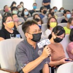 家族、粉絲們踴躍提問(wèn)，老師的幽默回應(yīng)，讓現(xiàn)場(chǎng)氣氛輕鬆歡愉。