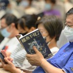 相聲瓦舍笑中帶淚的2022年度大戲《鱷魚不見(jiàn)了》劇本，讓人止不住高亢的笑聲，也令人在靜思時(shí)細(xì)細(xì)品味。