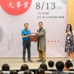 新業(yè)建設(shè)簡(jiǎn)福榮總經(jīng)理(左一)致贈(zèng)馮翊綱老師(右一)暖心好禮，感謝蒞臨「新業(yè)名人講堂」。