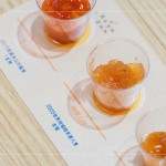 將水果搗碎或切塊，熬煮後釋出果膠凝結(jié)成醬，吃得到果粒，屬於『有魂有體』的果醬，英文為『Jam』。