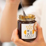 柯亞老師曾說『南莊橙』是入行以來最具挑戰(zhàn)的嘗試，近兩年的時間調(diào)配了30幾款版本，成功找回半世紀前的味道，把在地民族的歷史保存在果醬裡。