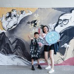 等待進(jìn)場(chǎng)的時(shí)間裡，與家人共同合影留念，記錄下這美好的時(shí)刻。