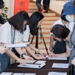 於新業(yè)建設(shè)專屬領(lǐng)票處，仔細(xì)與住戶核對(duì)資料及票卷，讓住戶可以安心地入場(chǎng)觀影。