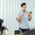 由甘霖基金會(huì)-楊子賢主任與新業(yè)同仁分享送餐服務(wù)的初衷與目的，期許當(dāng)天的志工體驗(yàn)?zāi)芨钋械倪M(jìn)行，共同傳遞真誠(chéng)與關(guān)懷。