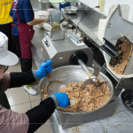 牙口不好的長(zhǎng)輩們，需將餐食絞碎到適合入口的程度，確保每一口都能安心吞嚥，不只是備餐上的用心，更是對(duì)長(zhǎng)輩健康與尊嚴(yán)的守護(hù)。