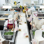 新業(yè)同仁與甘霖志工們分工合作，以生產(chǎn)線的方式有序地進(jìn)行，將熱騰騰的餐食迅速裝盒，確保長(zhǎng)輩能準(zhǔn)時(shí)享用午餐。