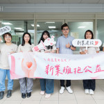 新業(yè)建設(shè)與甘霖基金會(huì)從109年攜手合作，參與送年菜活動(dòng)、擔(dān)任送餐志工、親手製作中秋月餅、端午肉粽致贈(zèng)長(zhǎng)輩，用實(shí)際行動(dòng)展現(xiàn)最真心的承諾。(圖右三為甘霖基金會(huì)－楊子賢主任)