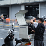 當(dāng)天即使下著雨，送餐也不停歇，志工們騎車或開(kāi)車穿梭在巷弄間，每次啟程都是一份責(zé)任，確保每位在家中等候的長(zhǎng)輩，安心享用餐點(diǎn)。