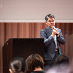 新業(yè)建設(shè)邱正光副總經(jīng)理帶領(lǐng)新業(yè)職人團(tuán)隊，透過說明會與住戶對話，展現(xiàn)公司對客戶溝通的高度重視與責(zé)任感。