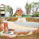 1樓戶外由日籍大師設(shè)計(jì)，遊樂(lè)場(chǎng)結(jié)合藝術(shù)及在地特色。