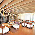 2樓閱覽室、輕食區(qū)皆設(shè)計(jì)曲面天花板，象徵林中之樹(shù)。