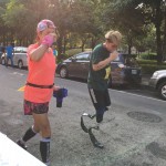 讓所有人感動的一張照片，即使雙腳不完美但依然堅持著挑戰(zhàn)跑10K的距離，
對運動的熱愛與初心讓人由衷感佩！     
