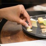 觸覺(jué)先行，透過(guò)指尖最直覺(jué)的傳遞每款乳酪的質(zhì)地，品味乳酪不只是「吃」的動(dòng)作，更是五感的交響。